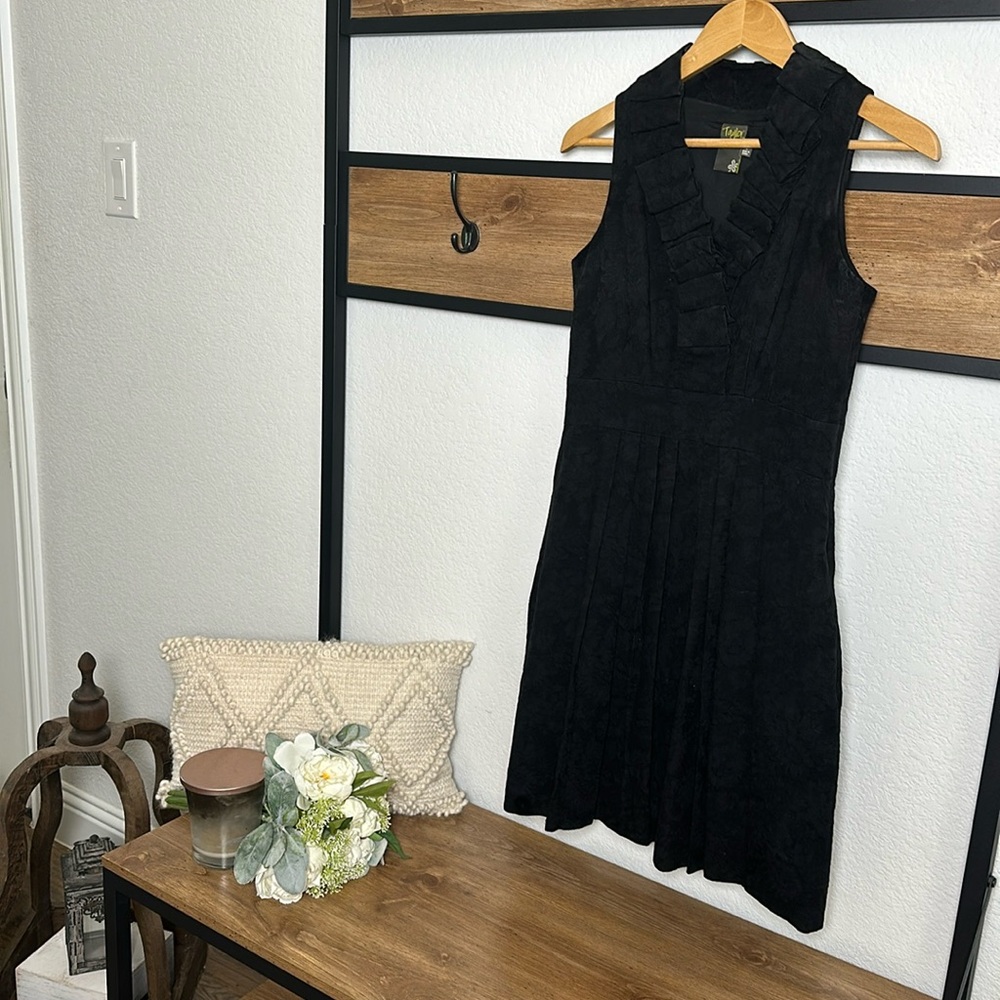 Women’s Taylor size  6 Black Halter dress w/pleats & pockets - fully lined